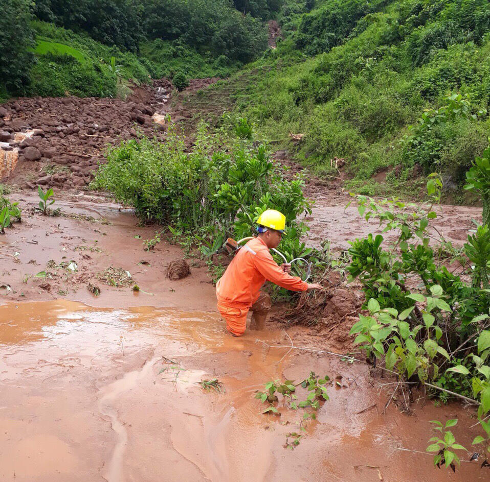Mưa lũ ở vùng núi phía Bắc ảnh hưởng lớn đến vận hành lưới điện
